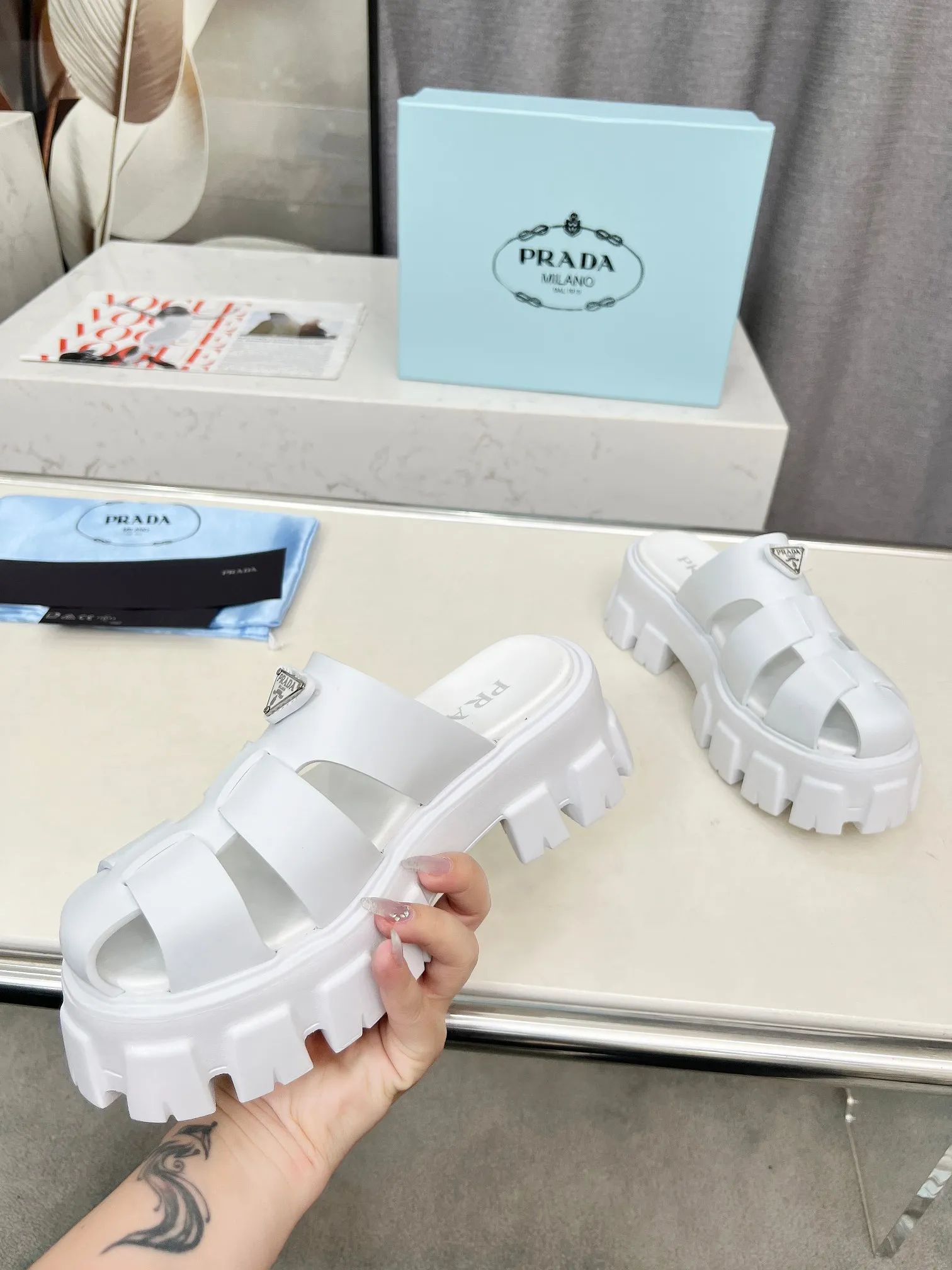 👟👟Ex-factory price 460👟👟 prada Roman shoes will definitely make you fall in love with them! The latest spring and summer sawtooth Roman braided thick-soled sandals E64, retro, fashionable and avant-garde gear teeth, 55mm thick-soled soles and uppers, making the whole pair of shoes light and comfortable. Bright colors, a variety of choices to satisfy fashionable people of different styles! The iconic metal triangle logo is paired with the shape of ancient beach sandals. Every design element is fashionable! Color: black and white Size: 35-41